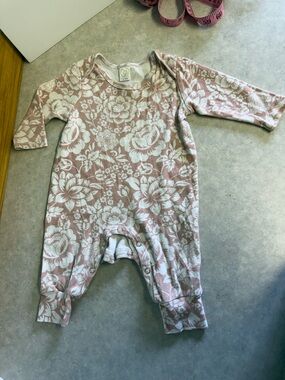 Tesa Babe Baby Girl Romper 6-12M Pink Floral Long Sleeve Footless Snap cuff leg
